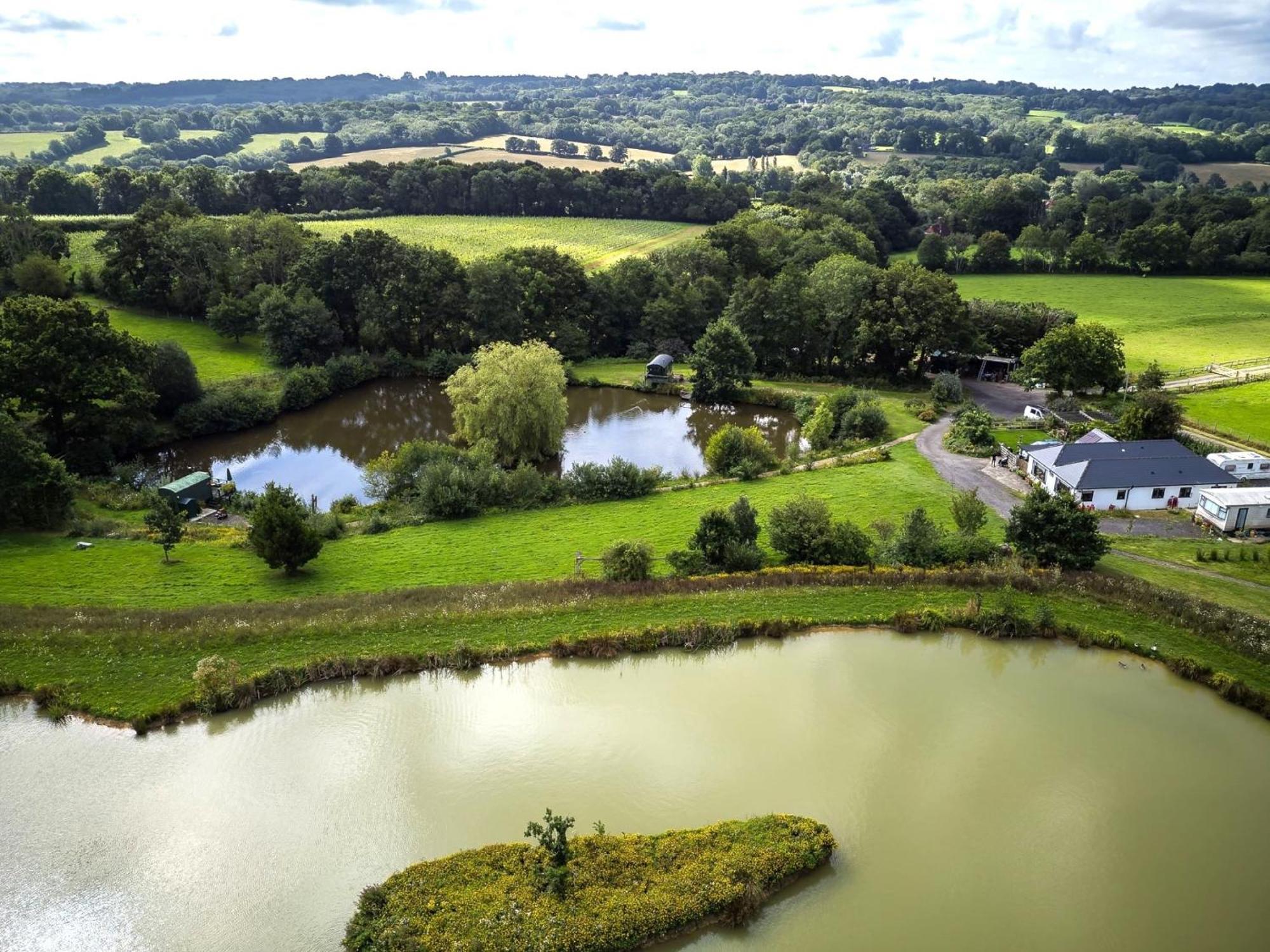 Peaceful Ensuite Lakeside 'tench' Hadlow Down